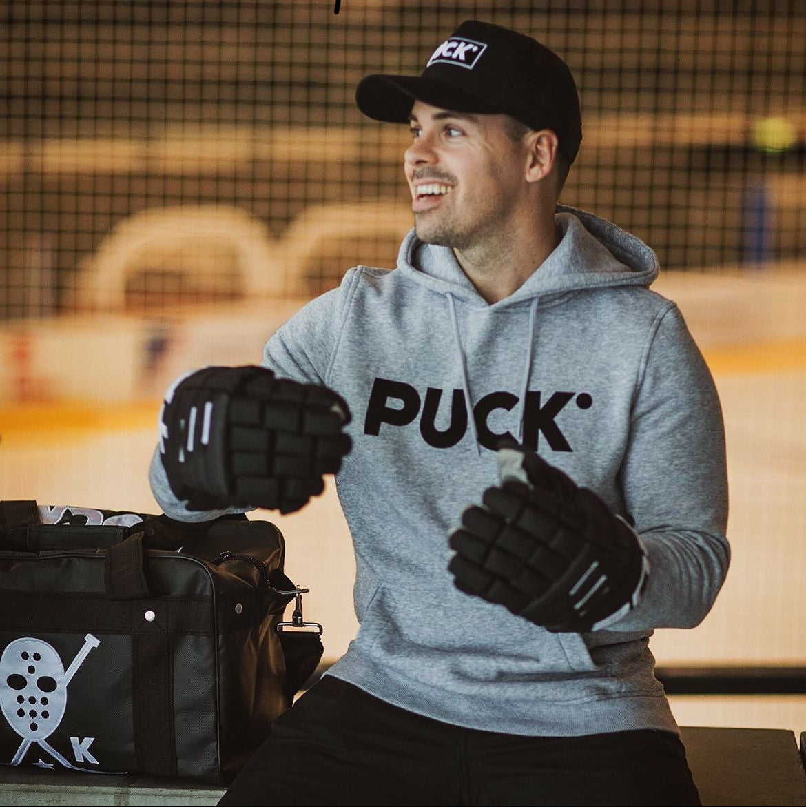 PUCK HOODIE Logo grau